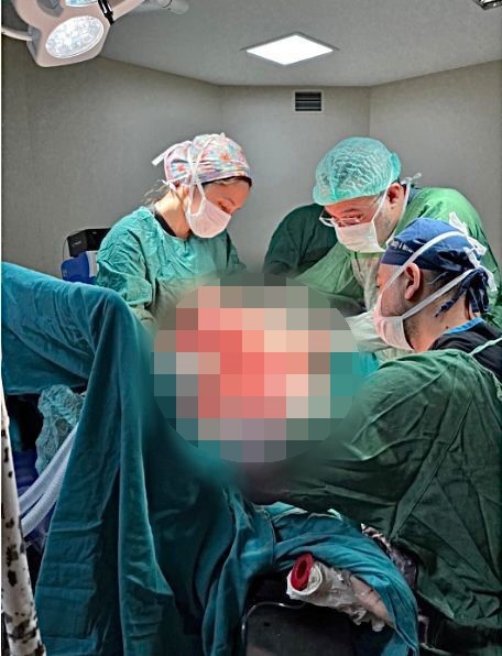 Sivas&rsquo;ta hastanın g&ouml;ğ&uuml;s duvarındaki 8 kiloluk t&uuml;m&ouml;r başarıyla &ccedil;ıkarıldı
