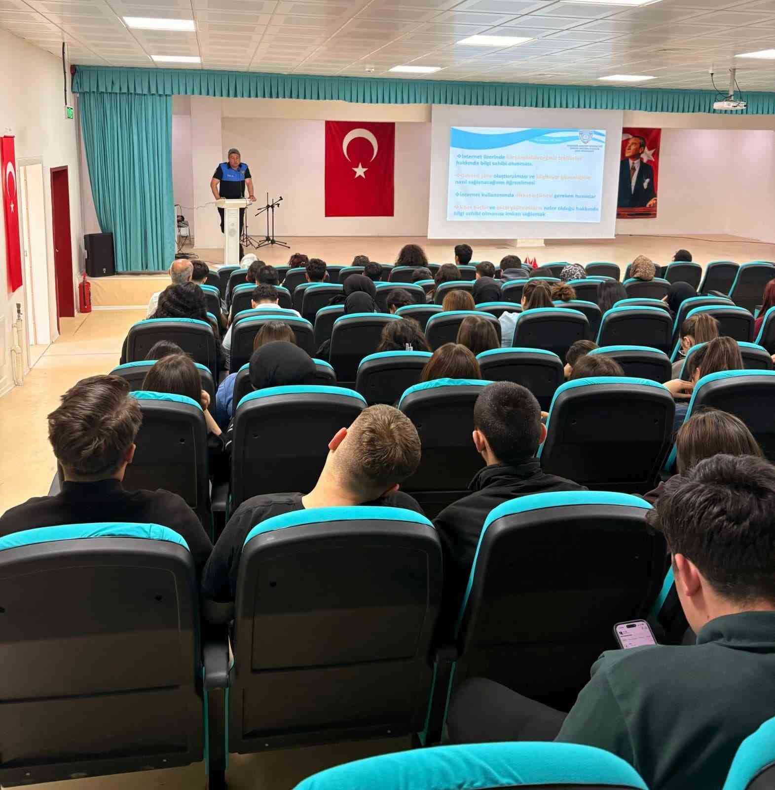 Eskişehir polisi il&ccedil;elerdeki &ouml;ğrencileri hem eğlendiriyor hem bilgilendiriyor
