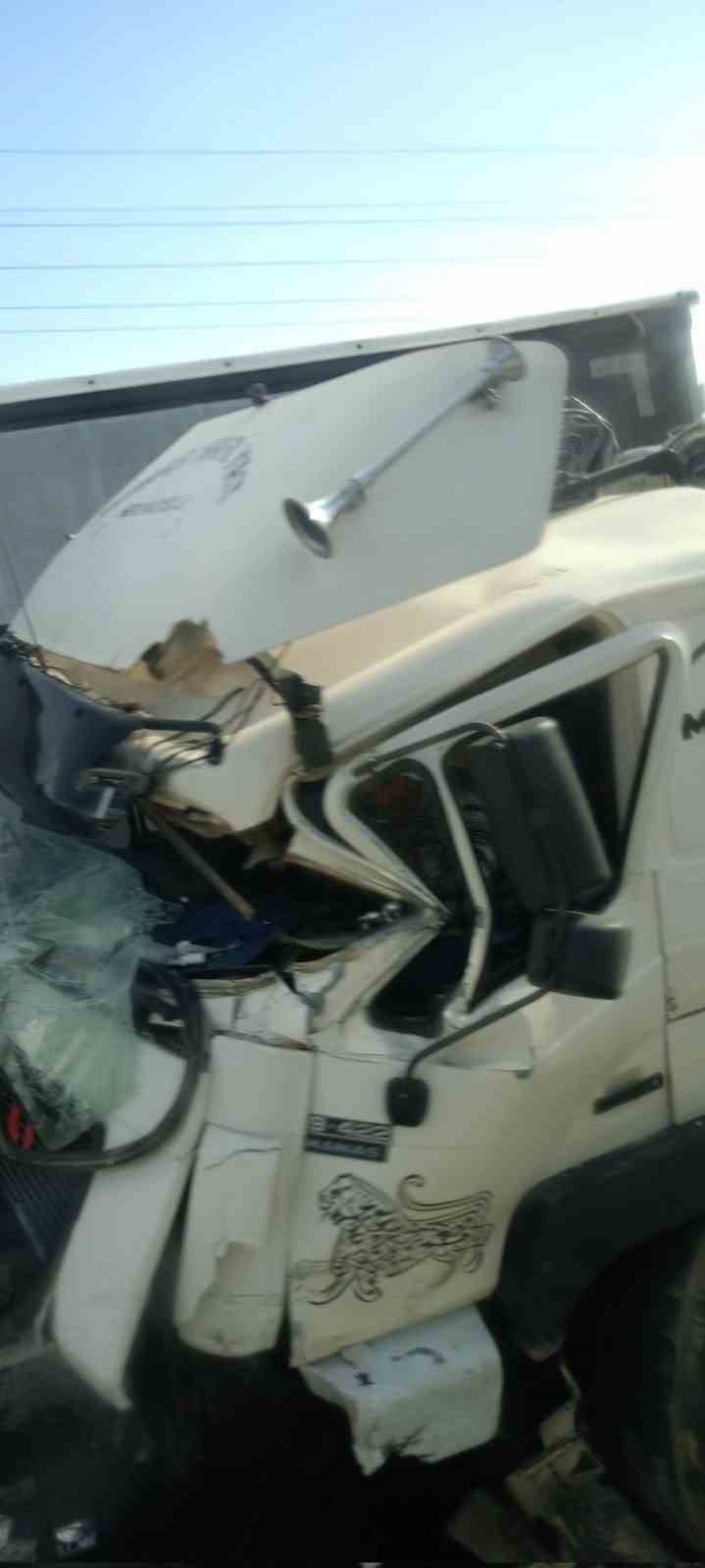 Trafik ışıklarında duramayan tır, otomobil yüklü tıra çarptı: 1 yaralı