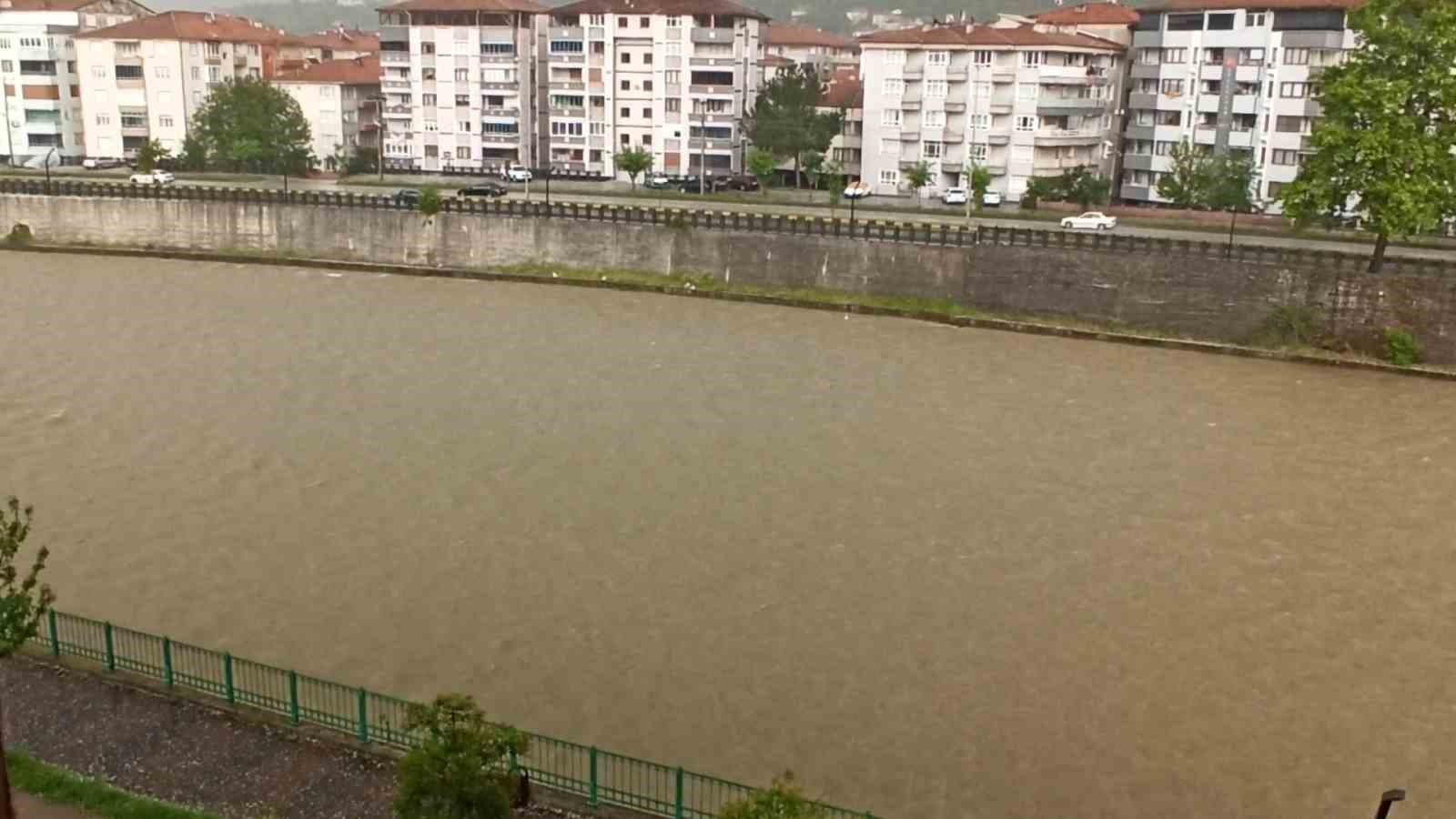 Devrek’te misket büyüklüğünde dolu yağdı