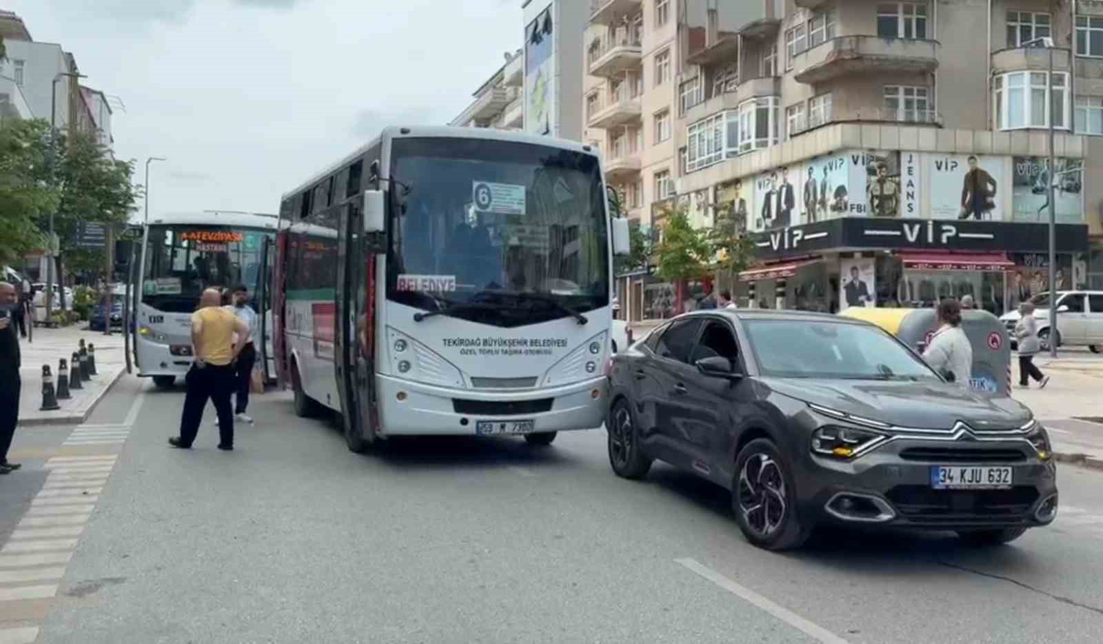 &Ccedil;erkezk&ouml;y&rsquo;de maddi hasarlı kaza sonrası gerginlik
