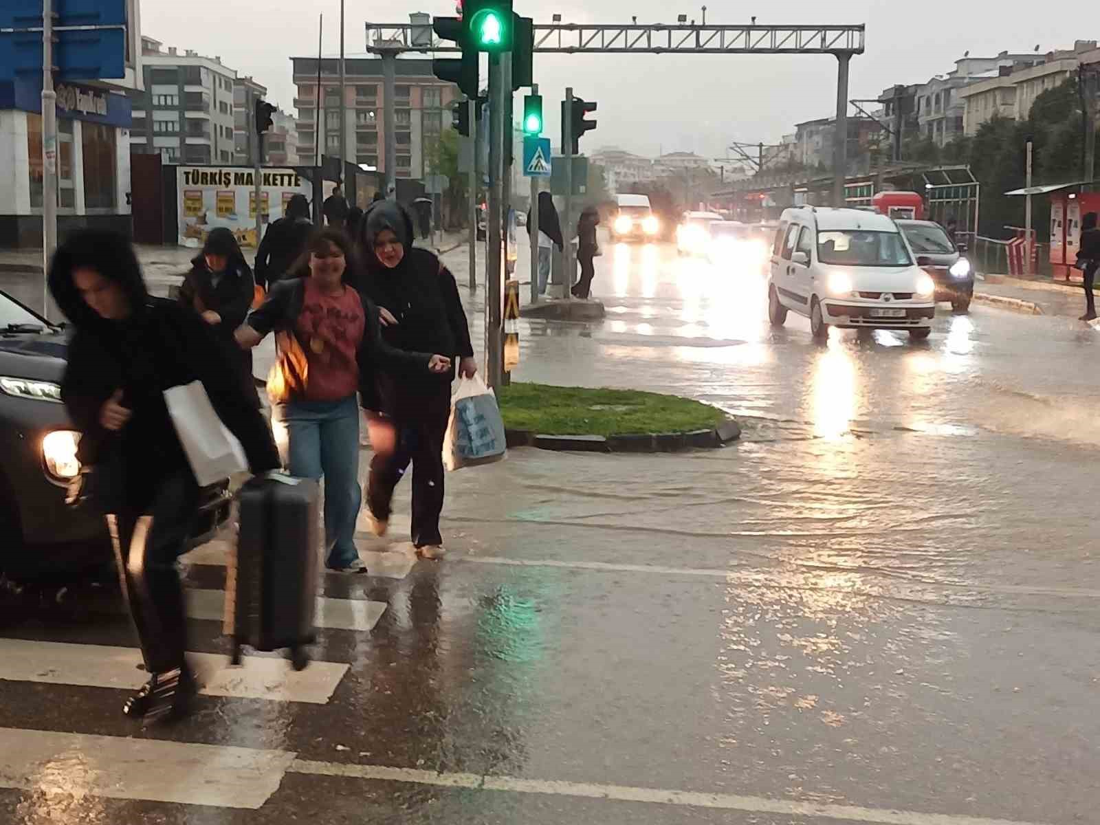Samsun&rsquo;da sağanak: Caddeler dere gibi aktı
