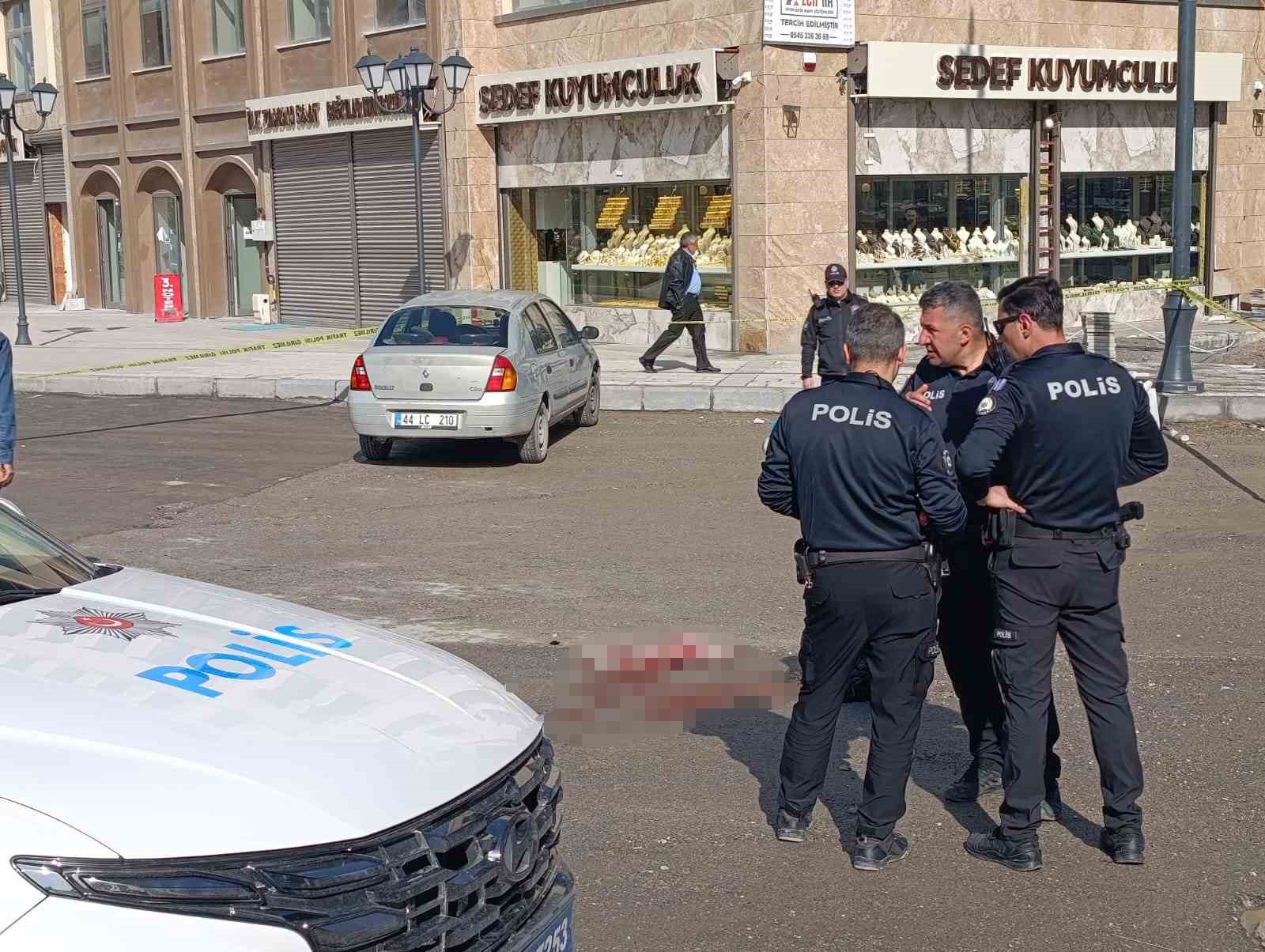 Eski eşini pompalı t&uuml;fekle &ouml;ld&uuml;ren zanlı tutuklandı
