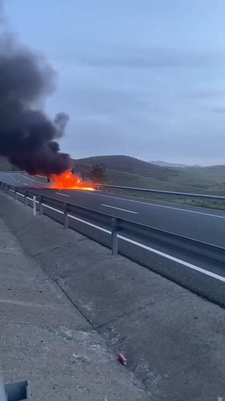 Elazığ&rsquo;da seyir halindeki otomobil alev topuna d&ouml;nd&uuml;

