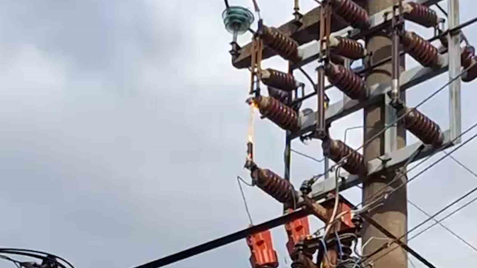 Bolu&rsquo;da elektrik direğine yıldırım d&uuml;şt&uuml;

