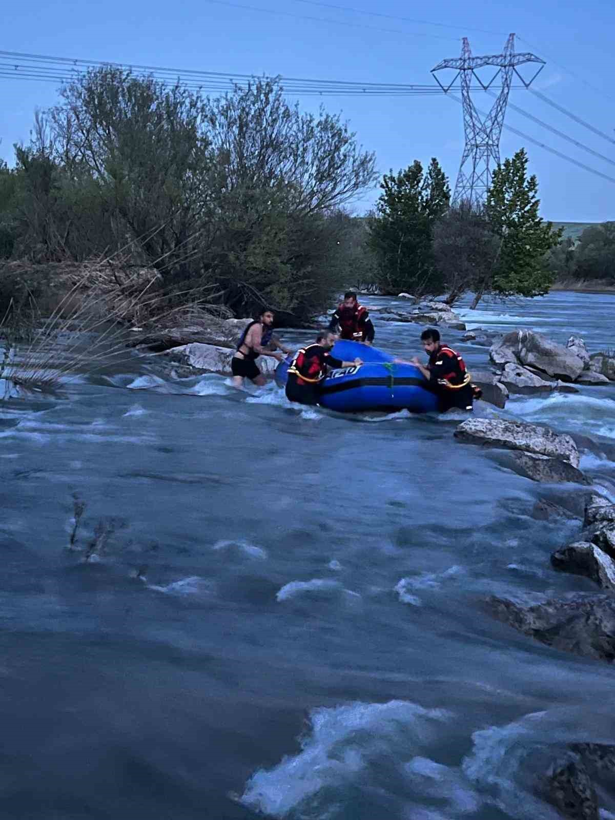 Dicle Nehri&rsquo;nde mahsur kalan gen&ccedil; kurtarıldı
