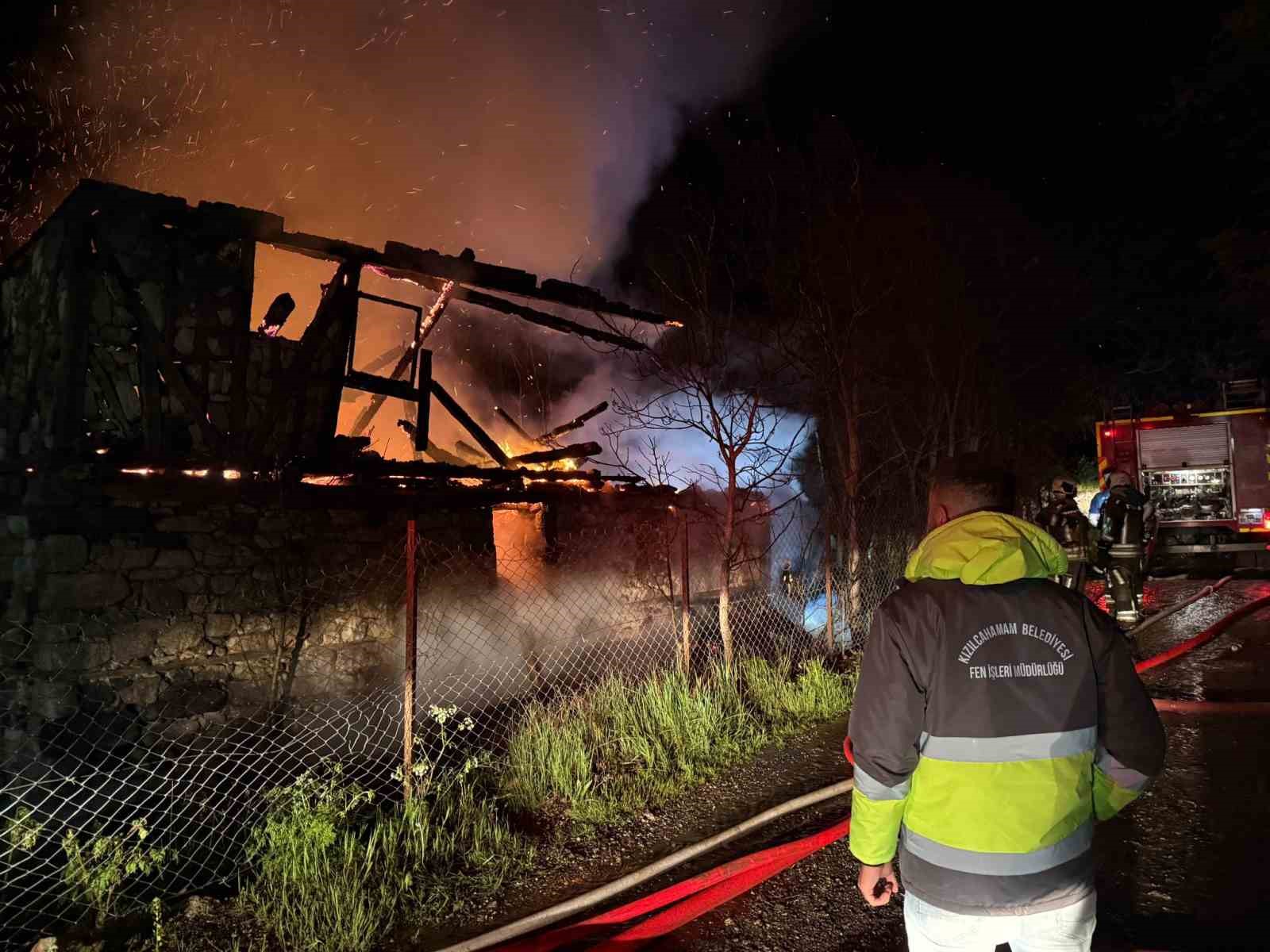 Kızılcahamam&rsquo;da k&ouml;y evine yıldırım d&uuml;şt&uuml;

