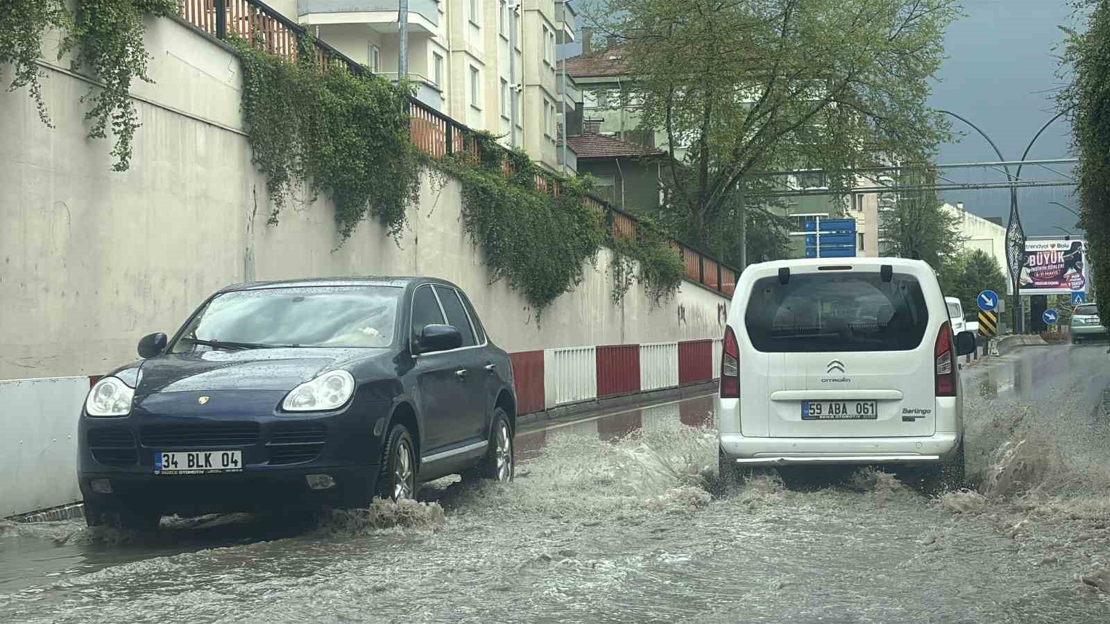Şiddetli dolu etrafı beyaza bürüdü: Alt geçitler suyla doldu