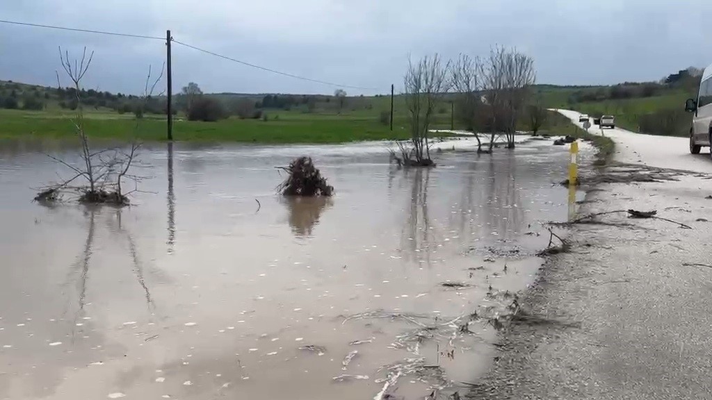 Eskipazar’da dolu ve sağanak etkili oldu, dere taştı
