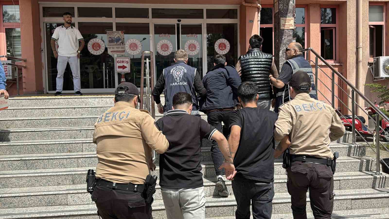 Karabük’teki kavganın nedeni "yol verme" tartışması çıktı