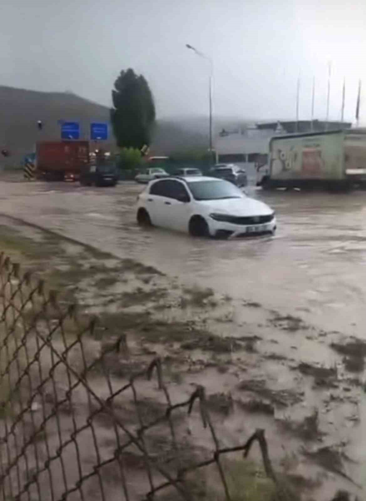 &Ccedil;ankırı&rsquo;da yollar g&ouml;le d&ouml;nd&uuml;, ev ve iş yerlerini su bastı
