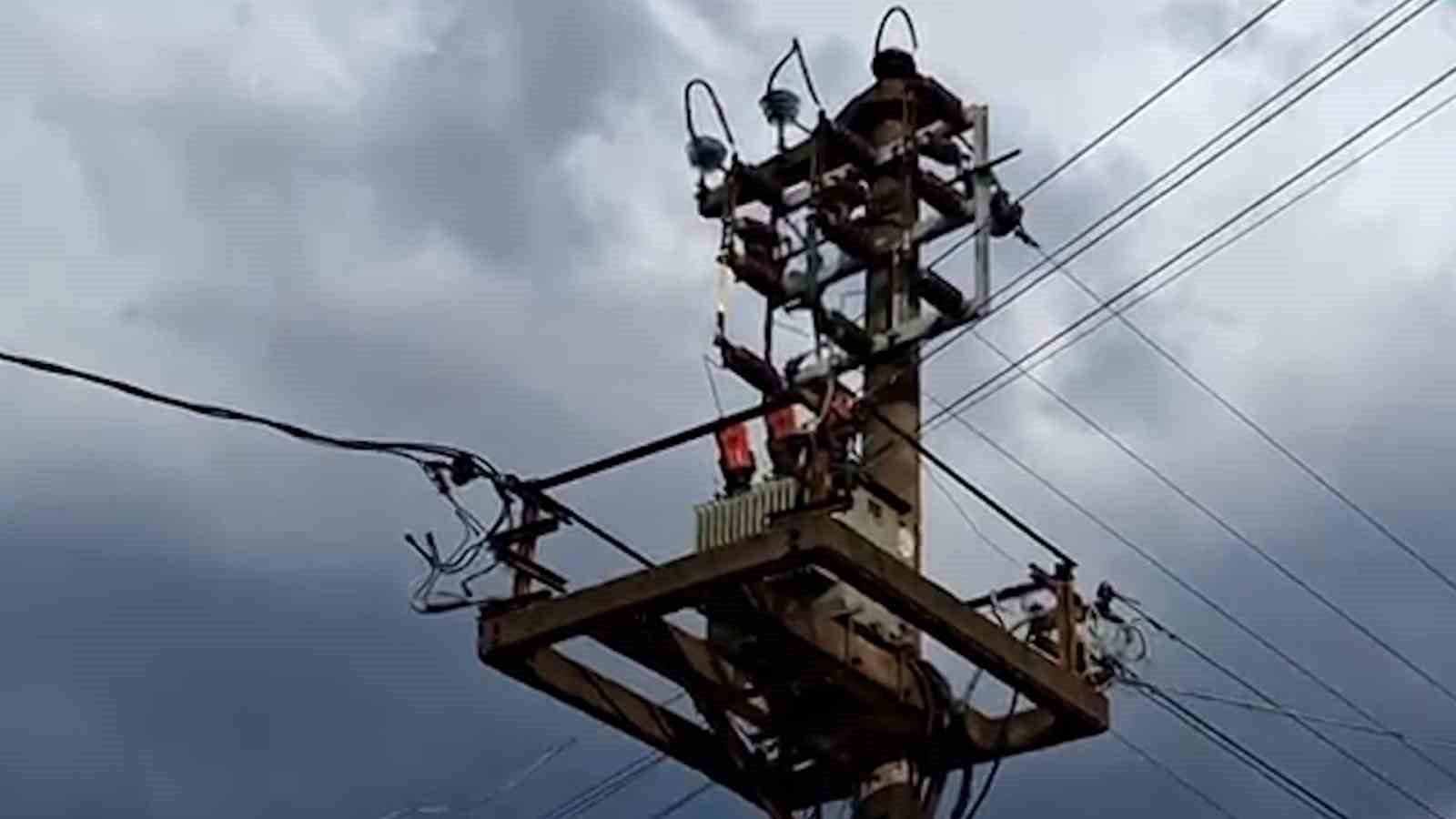 Bolu’da elektrik direğine yıldırım düştü