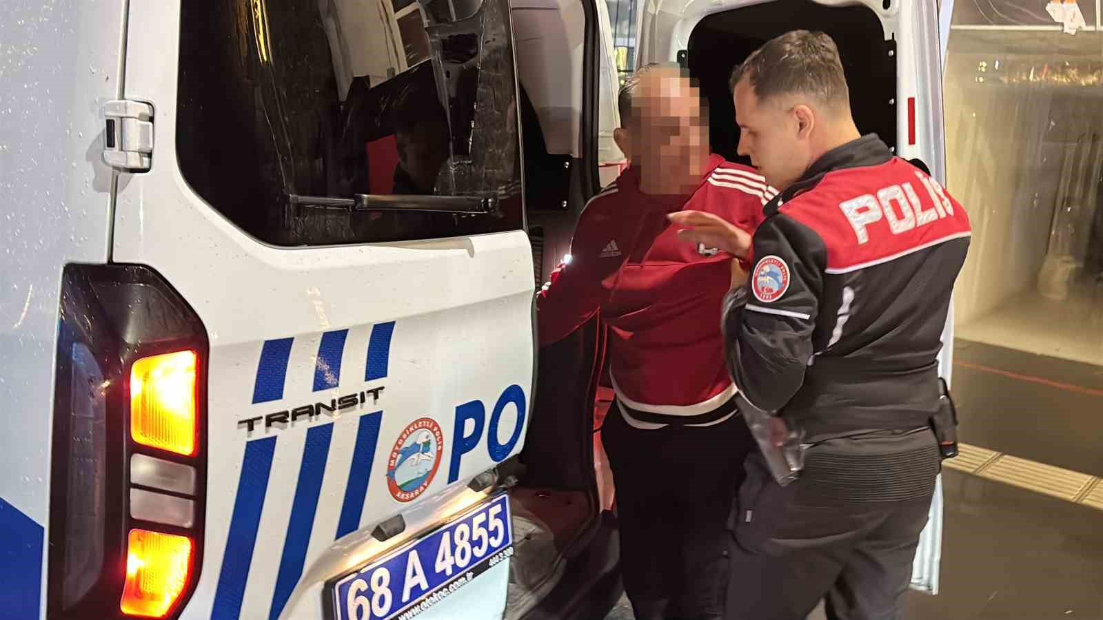 Polisin yağmur altında alkoll&uuml; s&uuml;r&uuml;c&uuml; ve arkadaşı ile imtihanı kamerada
