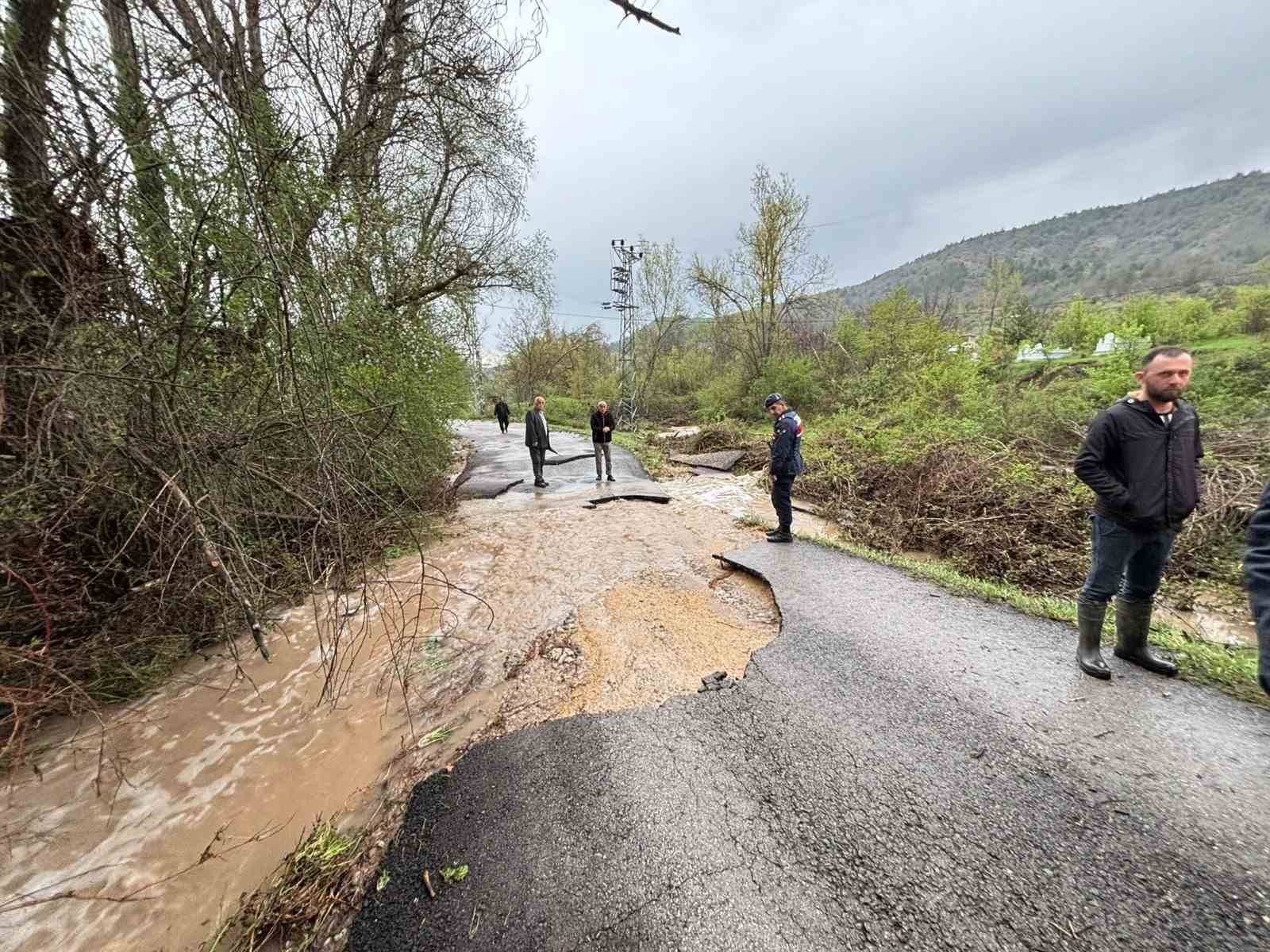 Karabük’te sağanak ve dolu su taşkınlarına neden oldu: Mahsur kalan 3 vatandaşı kurtardı