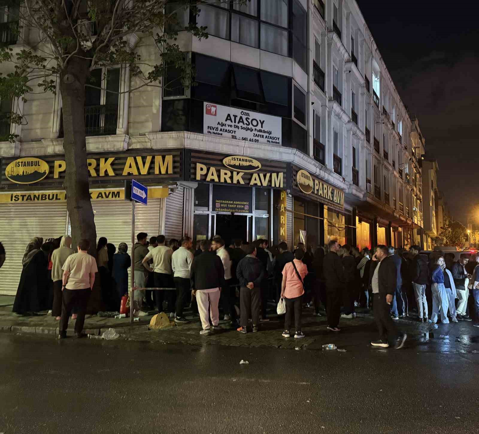 Küçükçekmece’de iş yerinde yangın paniği: 3 kişi dumandan etkilendi