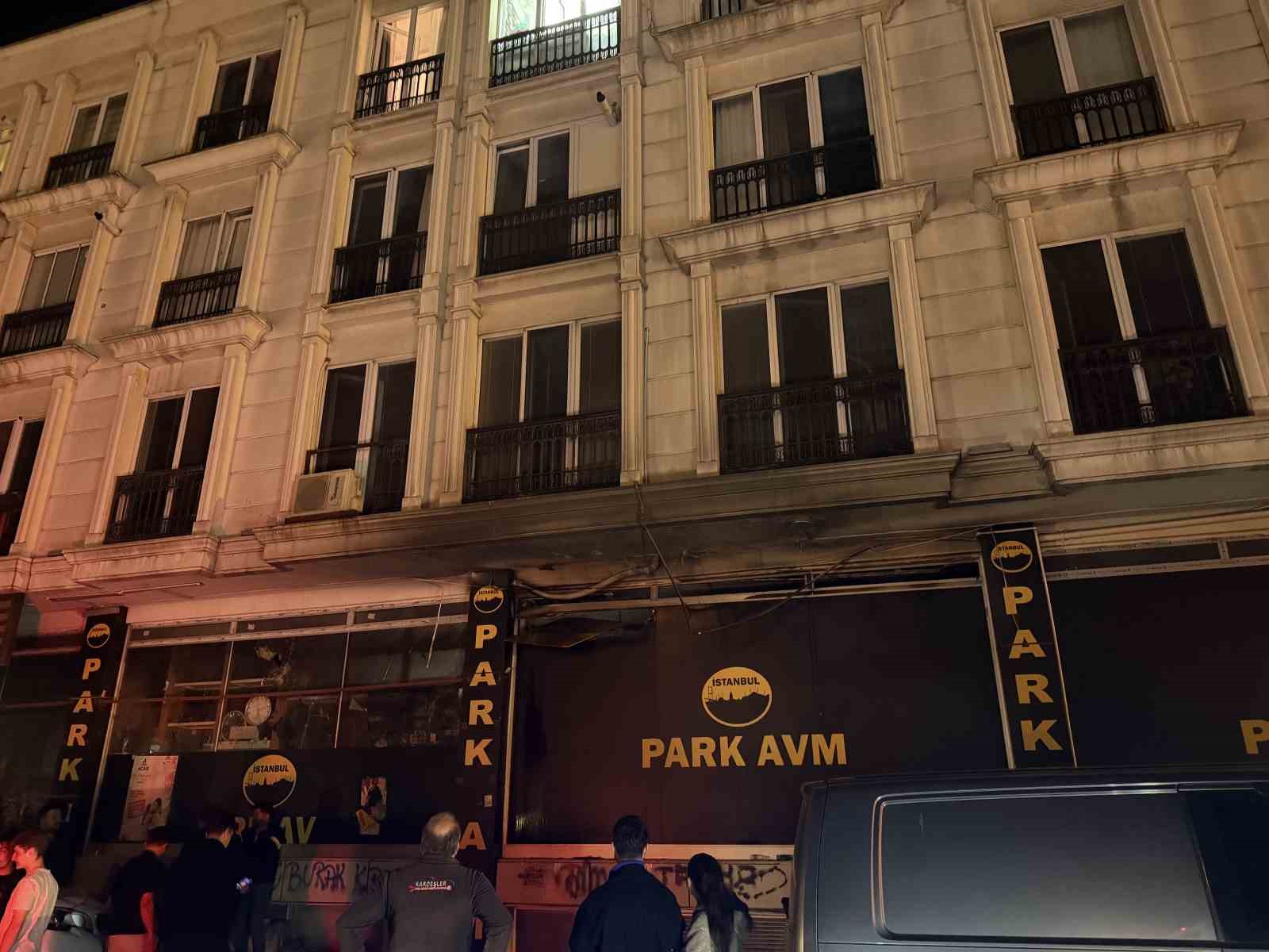 K&uuml;&ccedil;&uuml;k&ccedil;ekmece&rsquo;de iş yerinde yangın paniği: 3 kişi dumandan etkilendi
