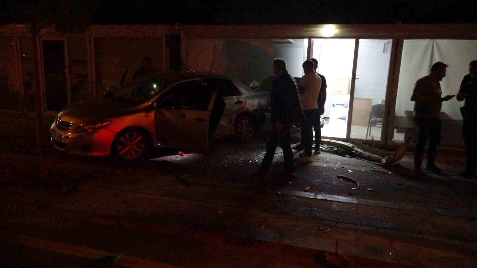 Kontrolden &ccedil;ıkan otomobilin &ccedil;arptığı ara&ccedil; iş yerine daldı
