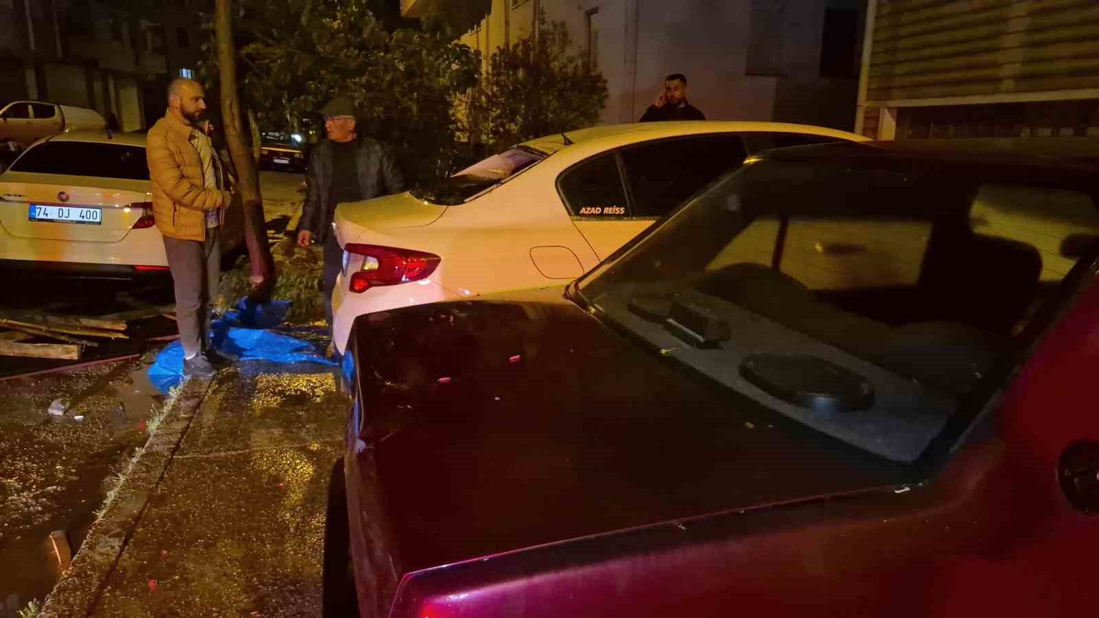 Şiddetli fırtına evin çatısını uçurdu, 6 araç hasar gördü... O anlar kamerada