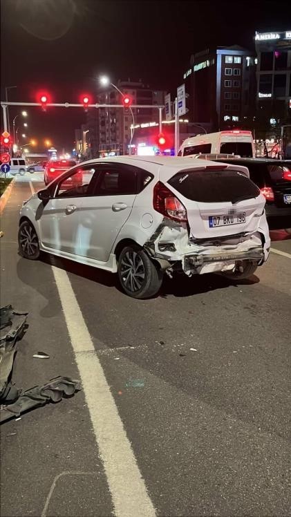 Makas atarken otomobile arkadan çarptı... Kaza anı kamerada