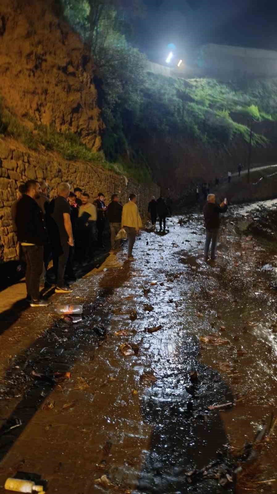 Şırnak&rsquo;ta dere taştı, k&ouml;yl&uuml;ler evlerini boşalttı
