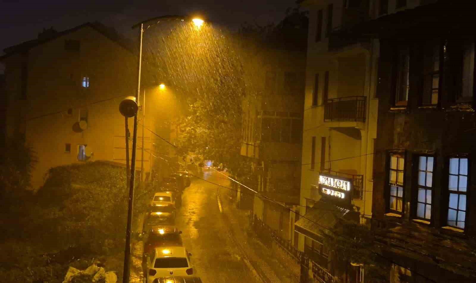 Bartın&rsquo;da vatandaşların fırtınayla imtihanı kamerada
