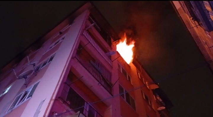 Bursa&rsquo;da 6 katlı binada yangın paniği
