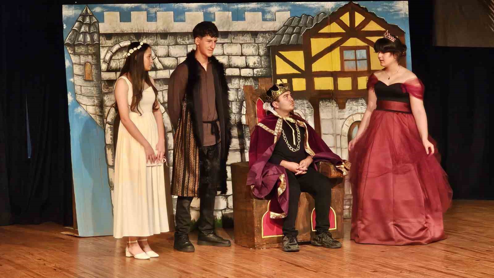Meslek liseliler ‘Hamlet’le sahneye çıktı