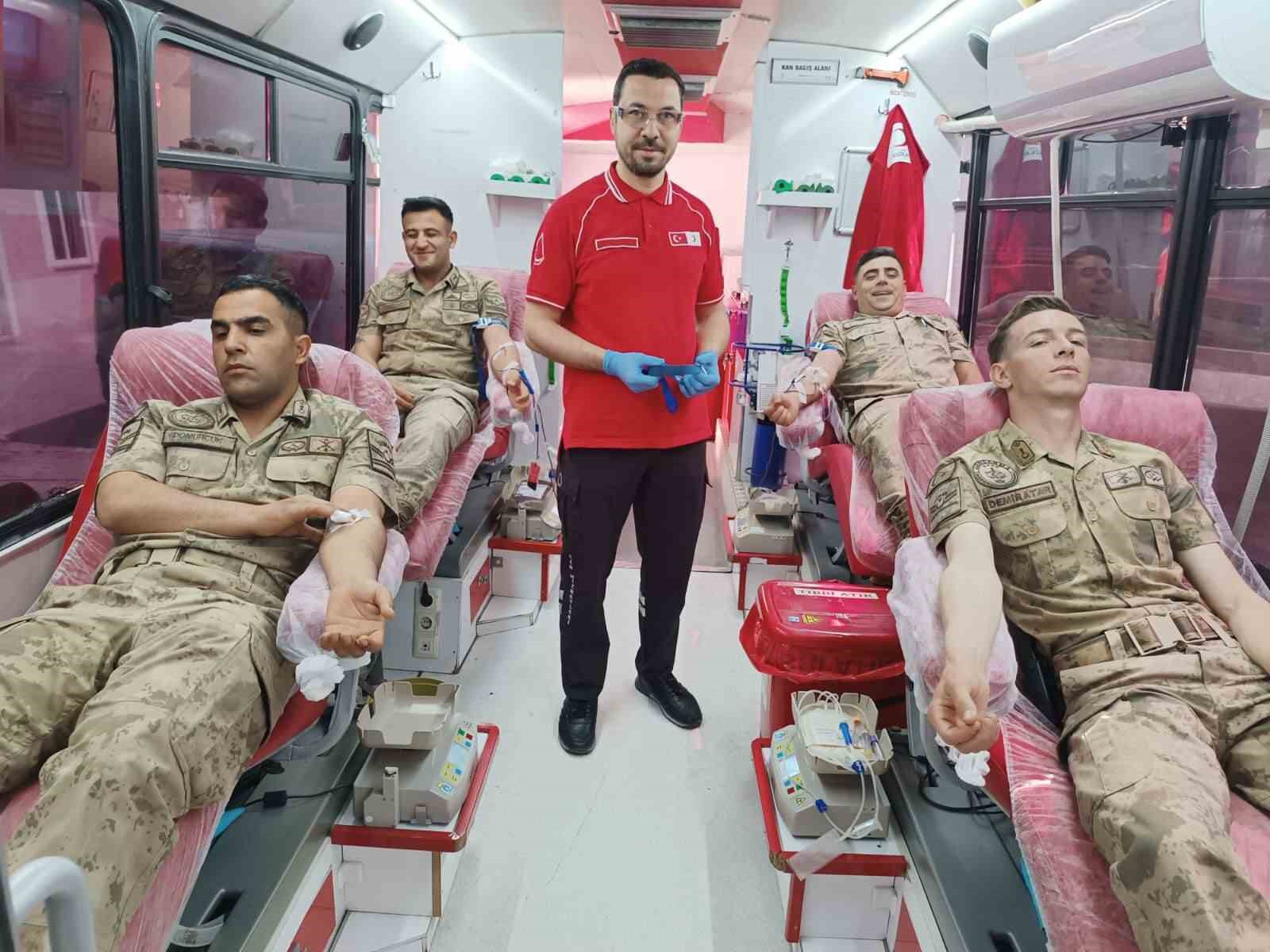 Jandarmadan Kızılay&rsquo;a kan bağışı

