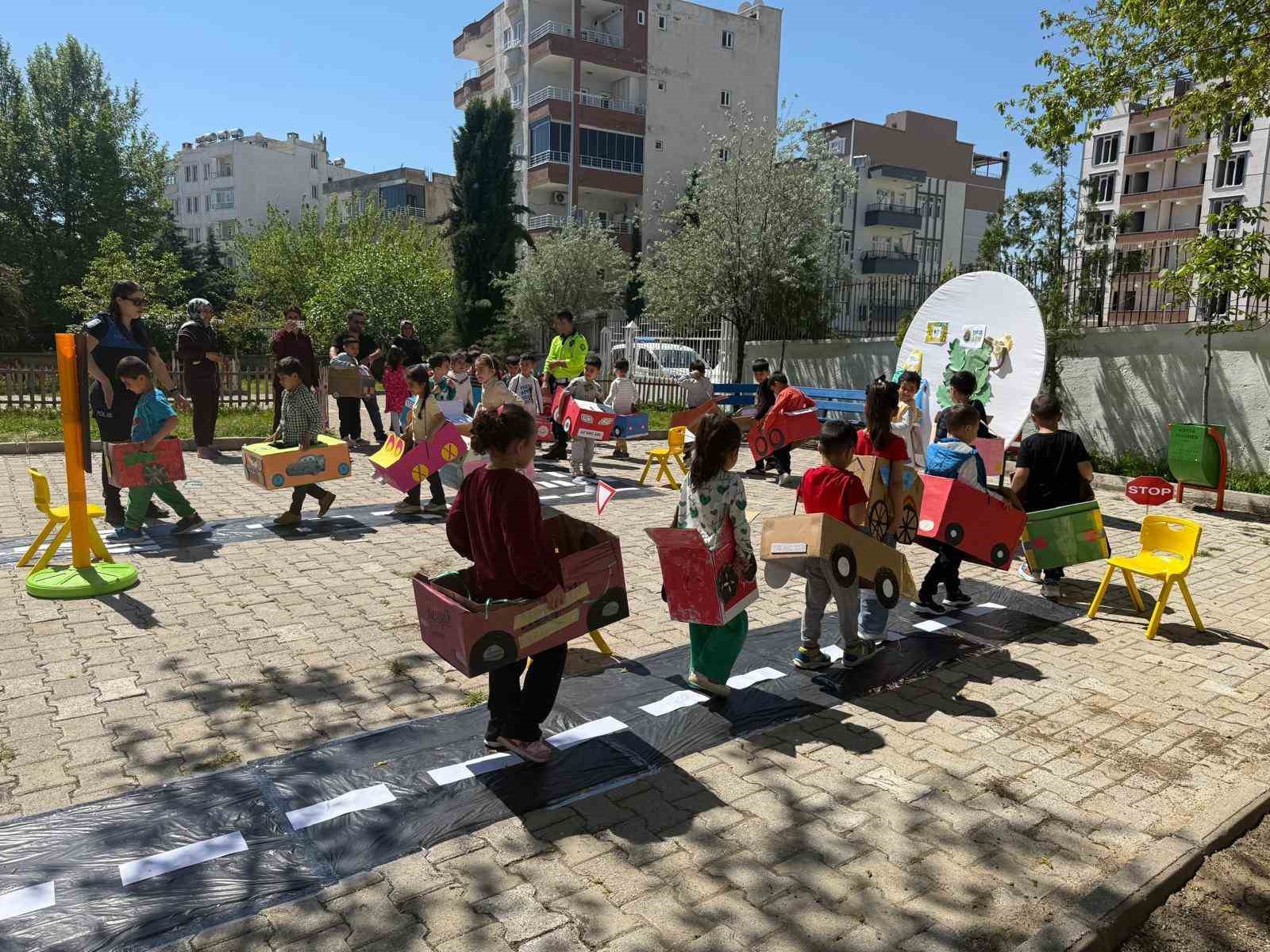 Atıklardan ara&ccedil; yaptılar, trafiği uygulamalı &ouml;ğrendiler
