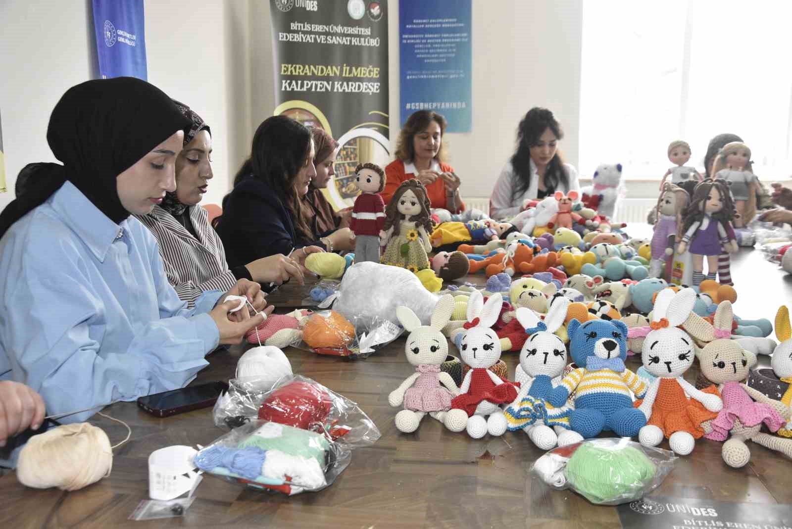 &Uuml;niversite &ouml;ğrencilerinden g&ouml;n&uuml;l k&ouml;pr&uuml;s&uuml;: "Ekrandan İlmeğe, Kalpten Kardeşe" dayanışması
