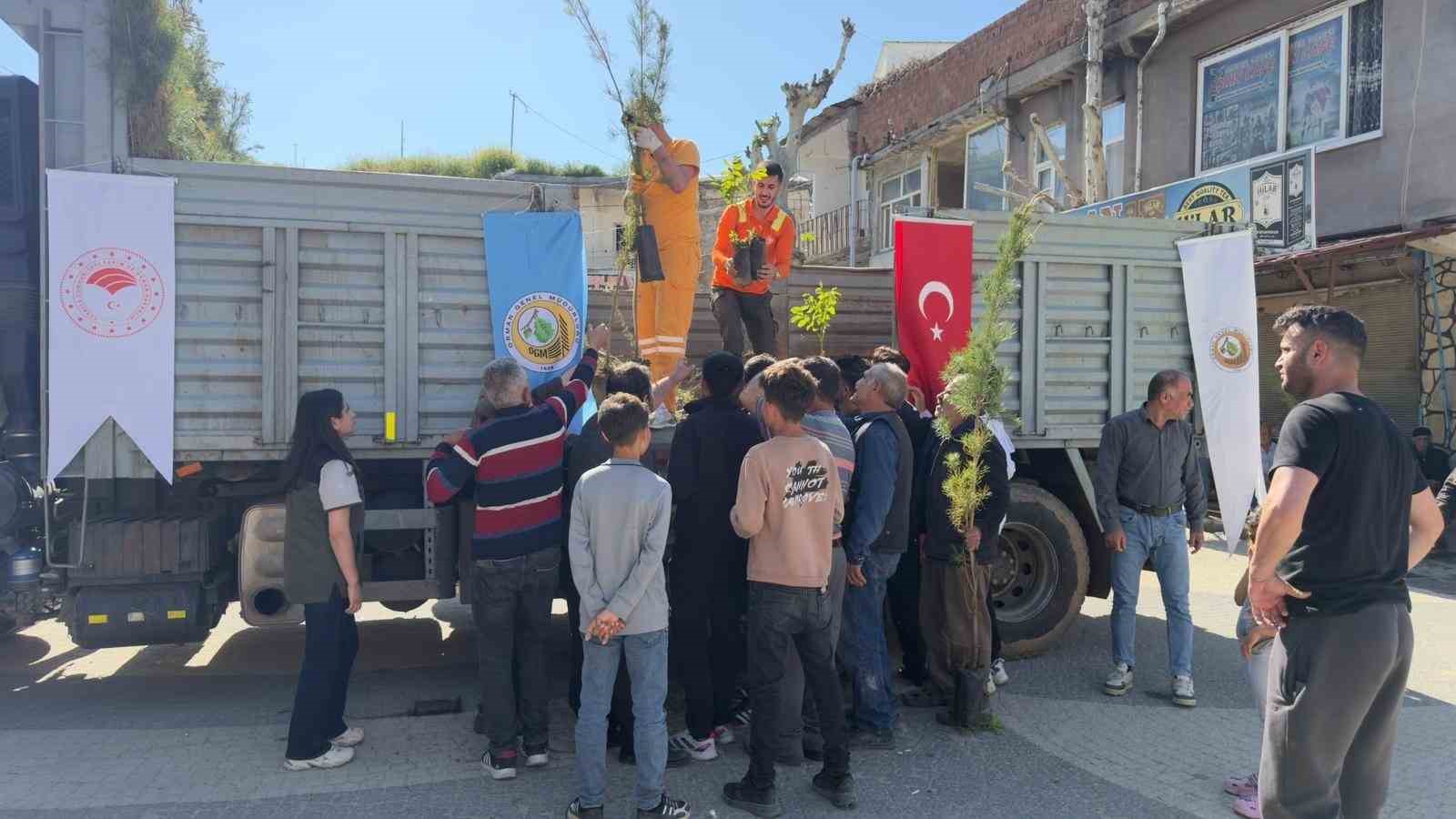 Dicle Orman İşletme Şefliği ilçede yaklaşık bin 500 adet fidan dağıttı