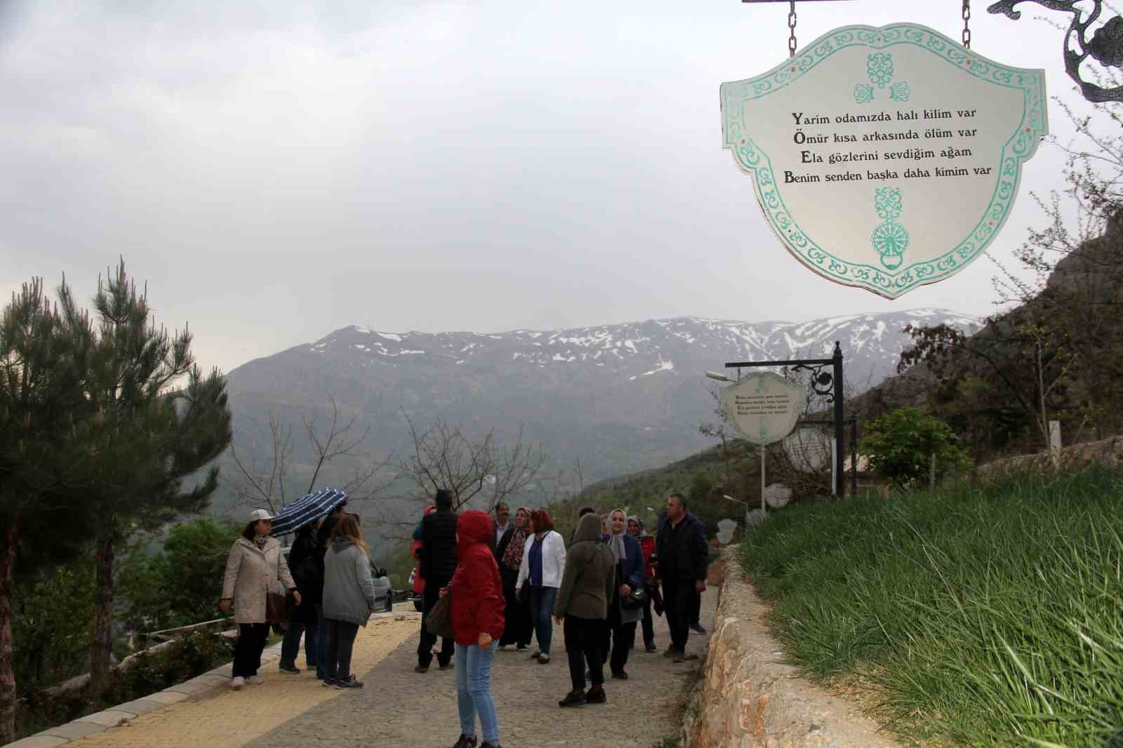 Kemaliye&rsquo;nin duygu y&uuml;kl&uuml; manileri Ap&ccedil;ağa&rsquo;da yaşatılıyor
