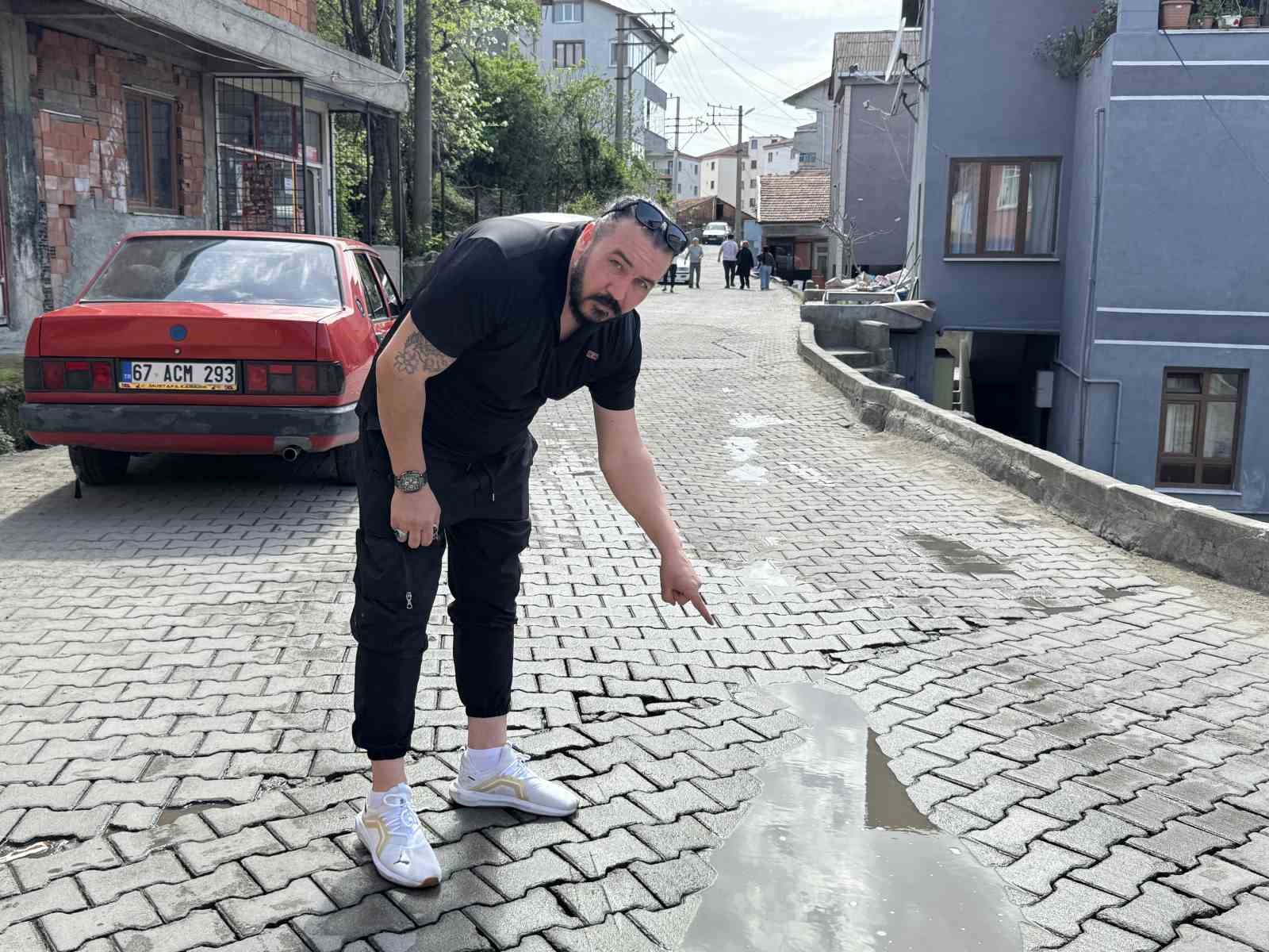 Bozuk yolda ıslanan çocuklar için tepki gösterdi