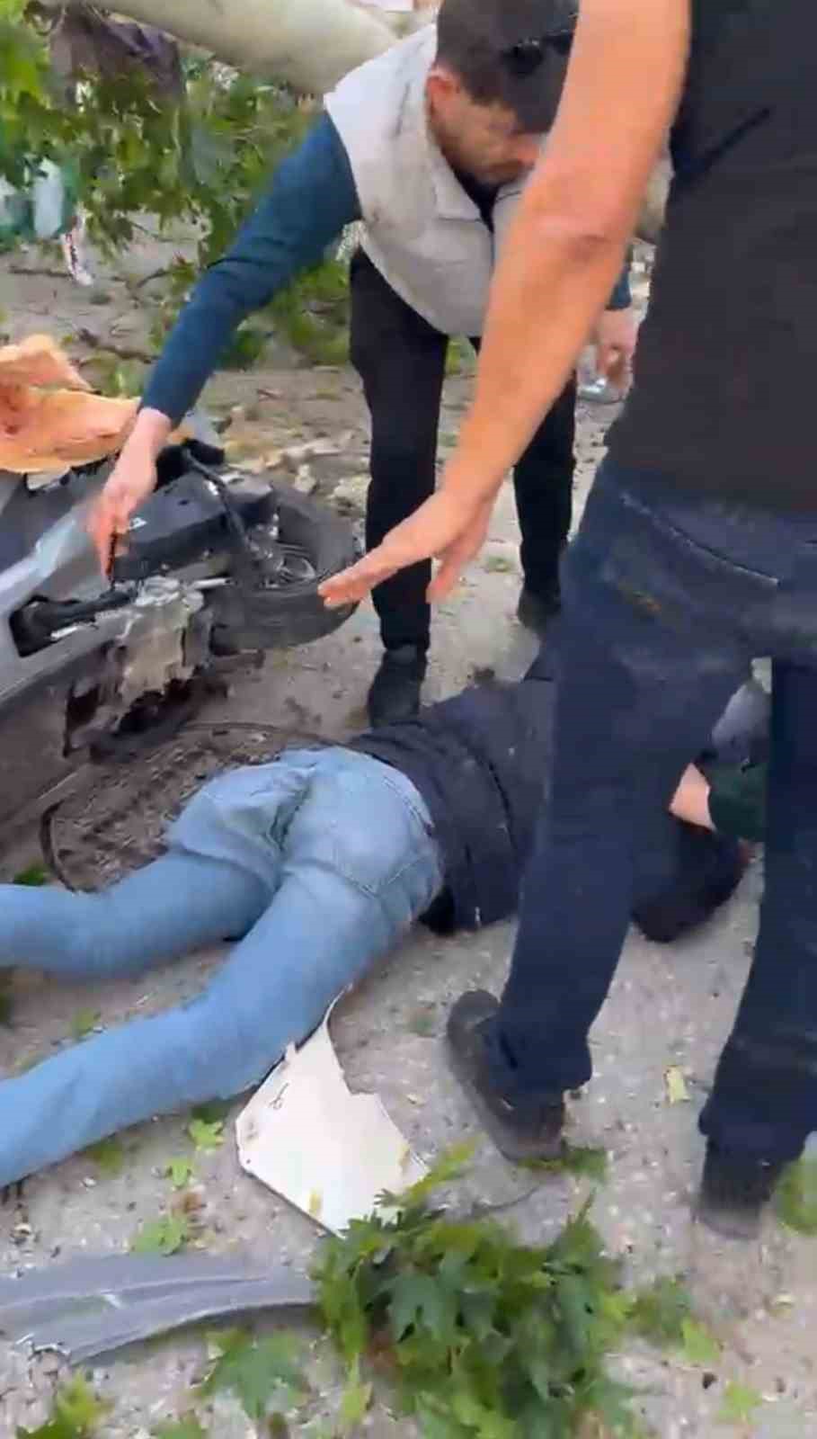 Devrilen ağacın altında kalan motosiklet s&uuml;r&uuml;c&uuml;s&uuml;n&uuml;n durumu ağır

