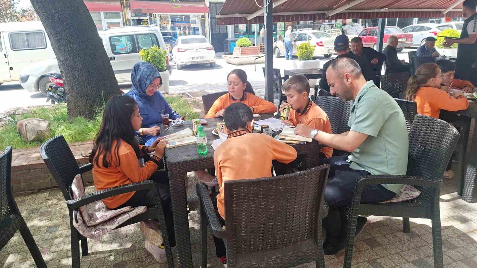 Hisarcık’ta kahvehane önünde kitap okuma etkinliği