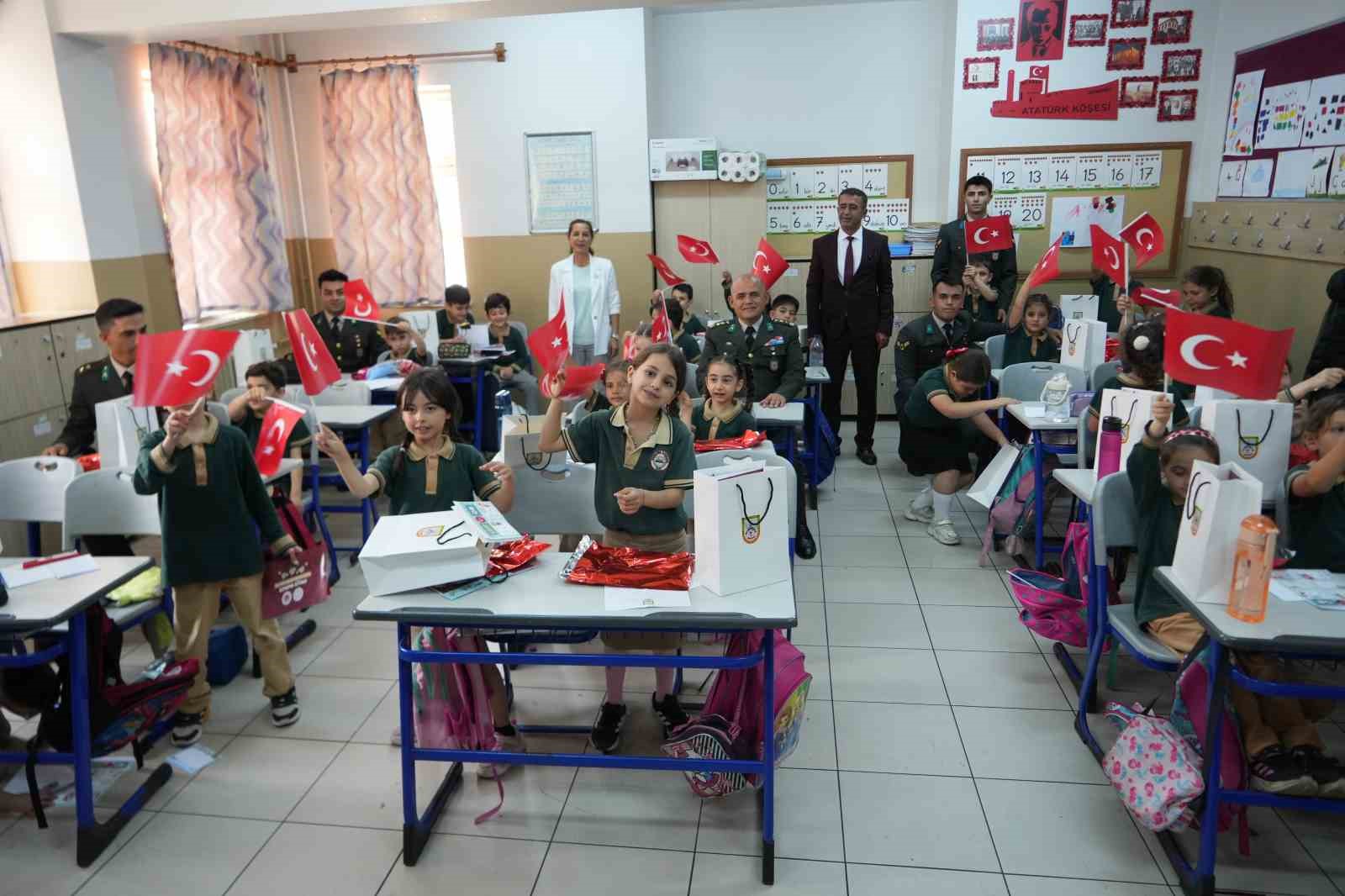 Antalya’da minikler ilk mektuplarını Mehmetçiğe yazdı: "İyi ki varsın"