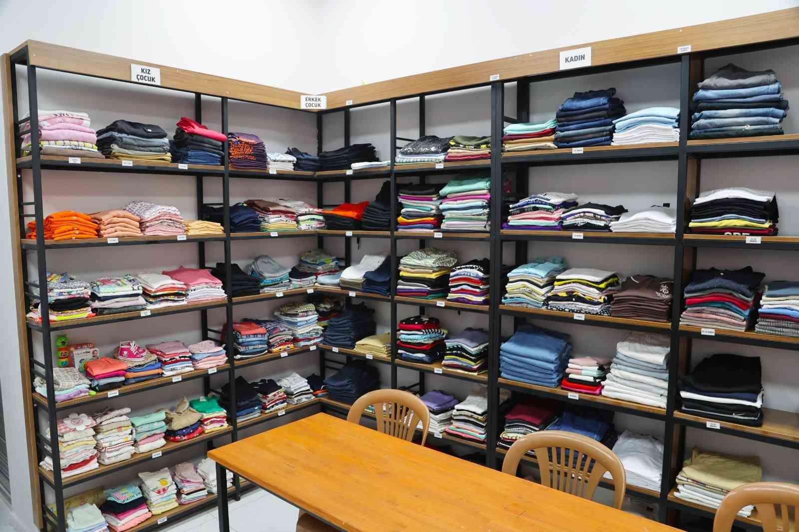 Efeler Belediyesi’nin Sosyal Destek Giyim Noktası vatandaşlardan ilgi görüyor