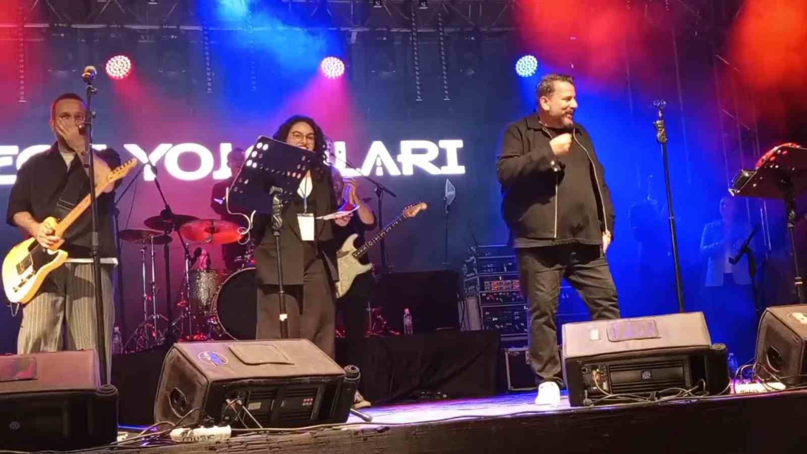 Gece Yolcuları’na sahnede sürpriz: Diplomalarını yıllar sonra aldılar