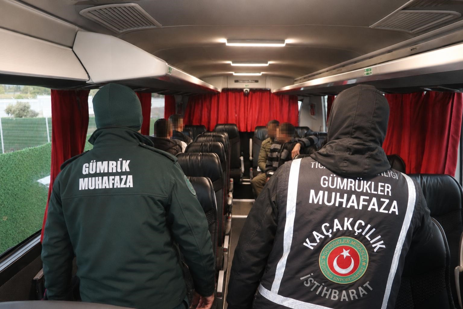 Yunanistan&rsquo;dan yurda giriş yapan yolcu otob&uuml;s&uuml;nden 4 ka&ccedil;ak g&ouml;&ccedil;men &ccedil;ıktı
