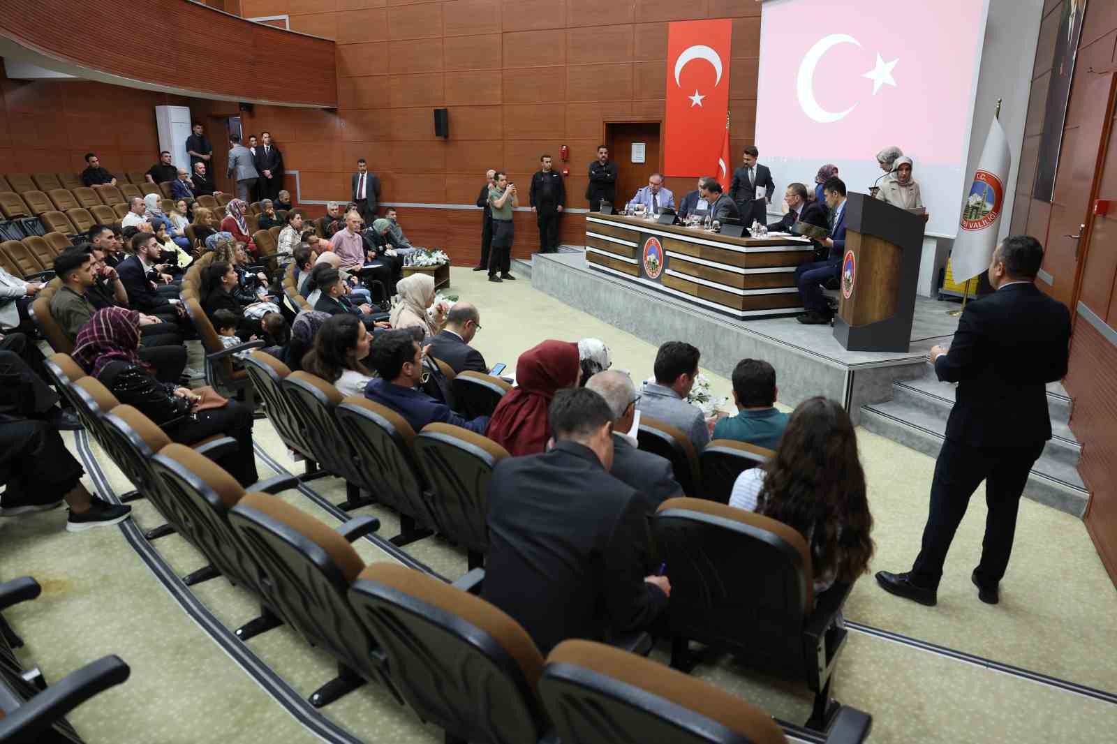 Vali &Ccedil;i&ccedil;ek, vatandaşlarla bir araya gelmeye devam ediyor
