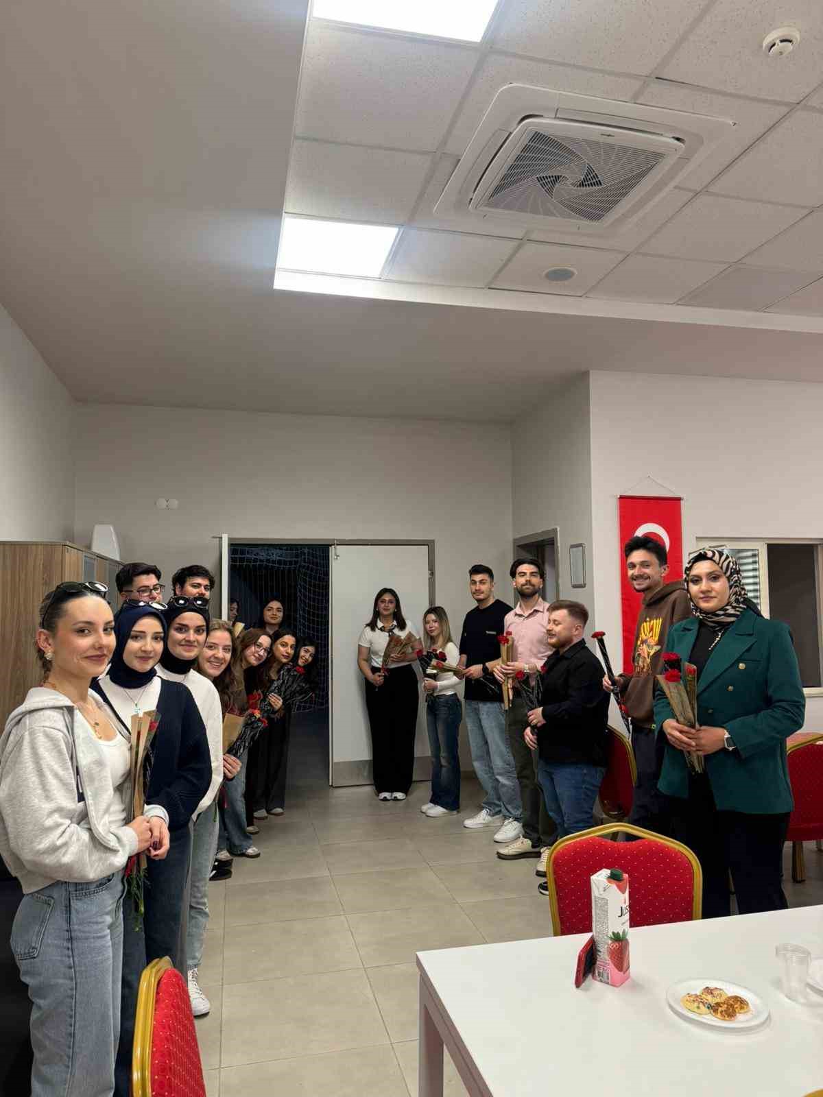 &Uuml;niversite &ouml;ğrencilerinden huzurevinde g&ouml;n&uuml;llere dokunan proje
