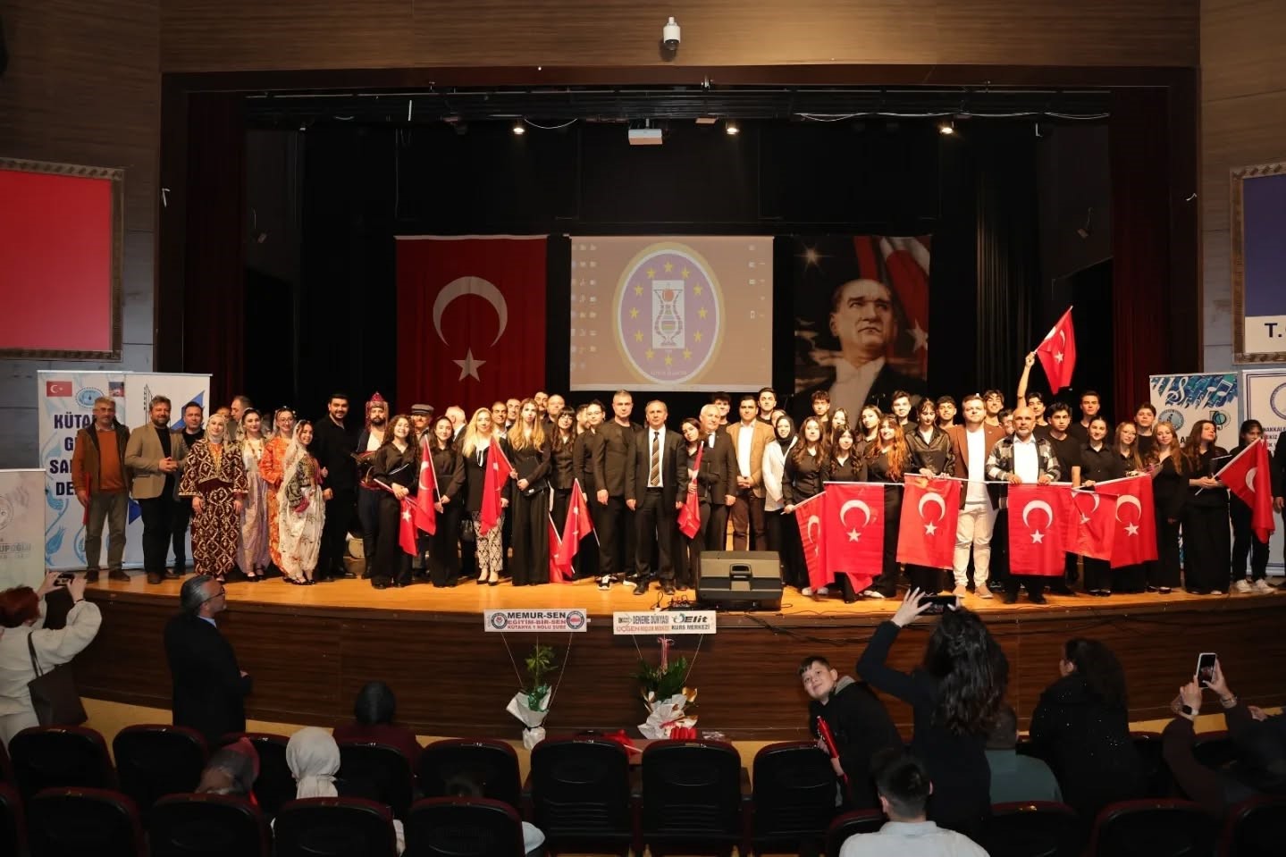 Kütahya’da "Türkülerimizde Değerler" konseri sanatseverlerden tam not aldı