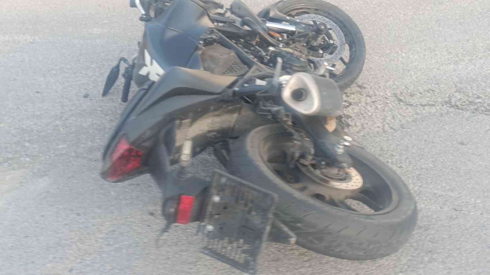 Otomobille çarpışan motosiklettekiler metrelerce savruldu: 2 ağır yaralı