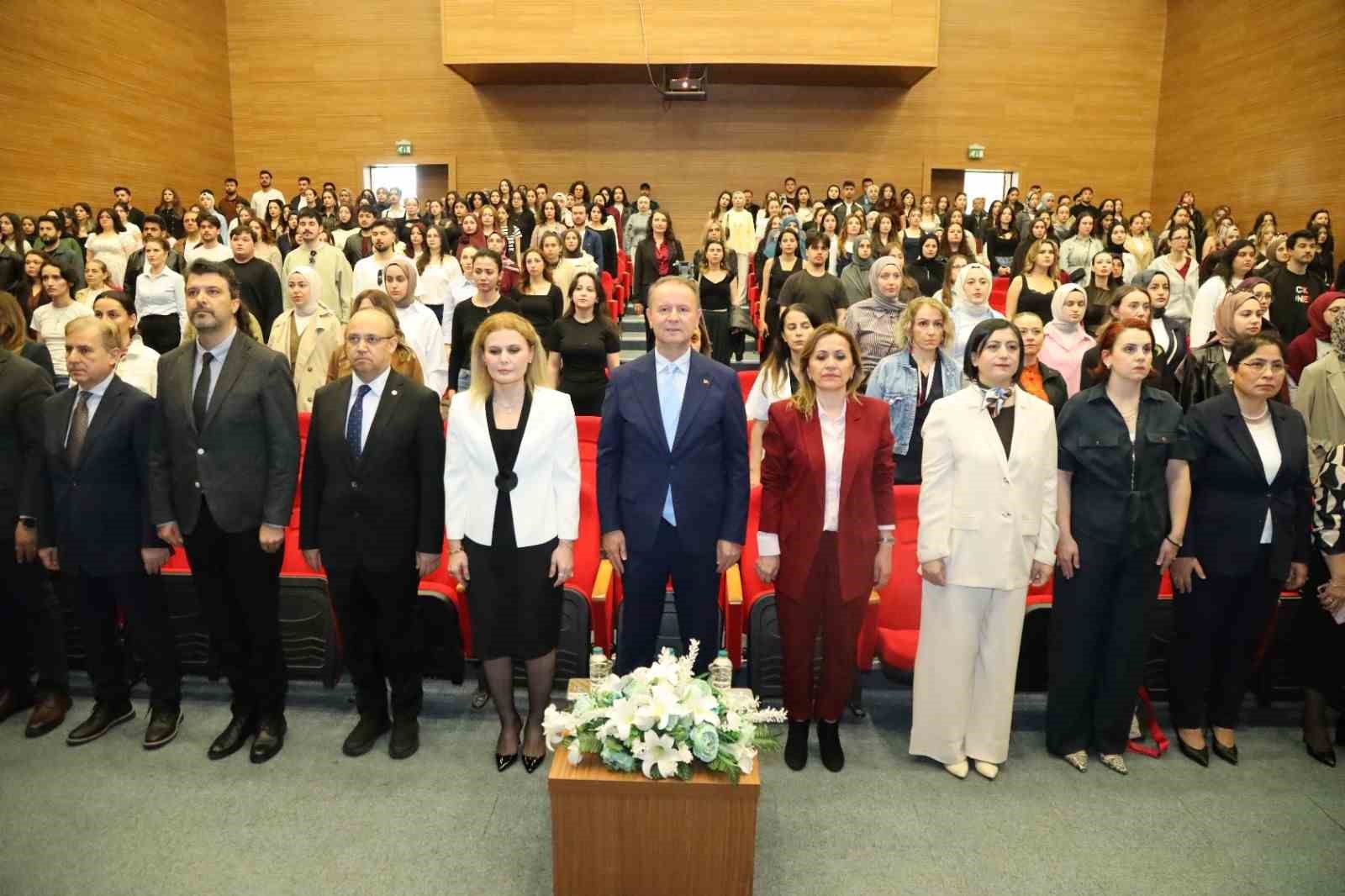 Rekt&ouml;r Baş: "Hemşirelik artık yapay zeka ve dijital sağlık sistemleriyle bilimsel bir arenaya d&ouml;n&uuml;şt&uuml;"
