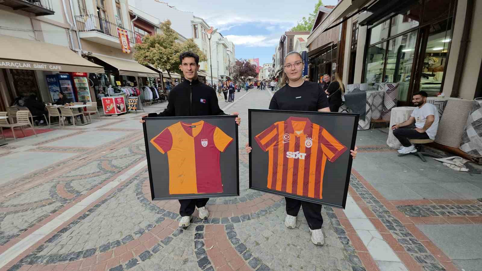 İmzalı formalar evin en &ouml;zel k&ouml;şesinde yer alacak
