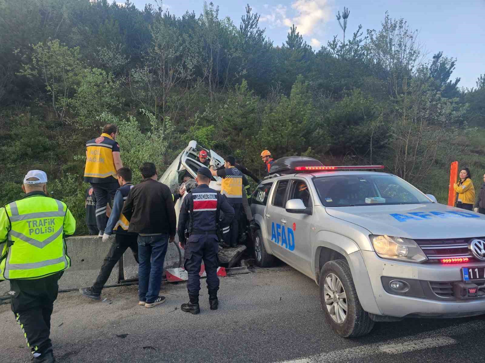 Bilecik&rsquo;te kamyonet şarampole u&ccedil;tu, ara&ccedil;ta sıkışan s&uuml;r&uuml;c&uuml; kurtarıldı
