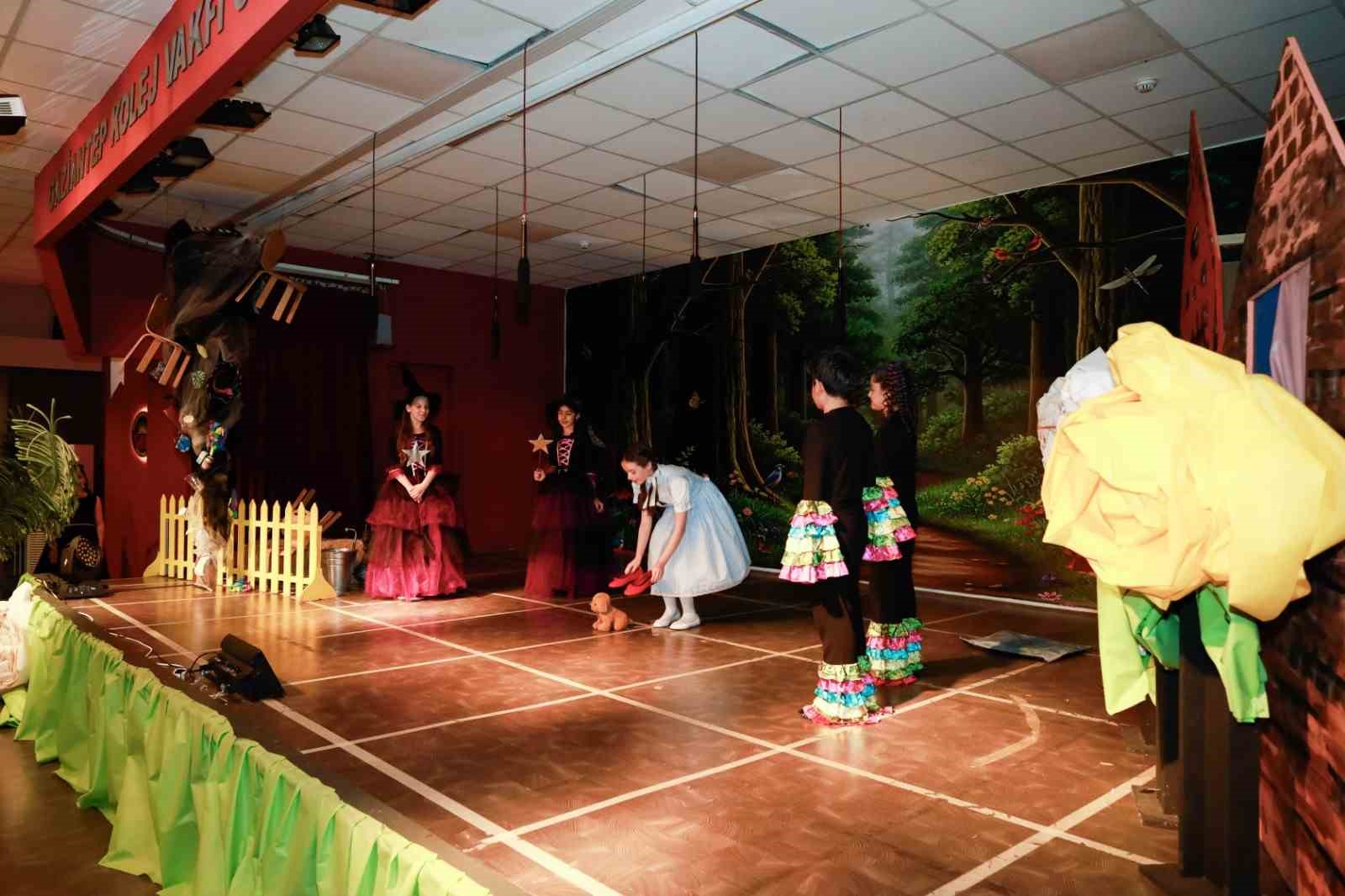 Gaziantep Kolej Vakfı&rsquo;nda d&uuml;nya klasikleri m&uuml;zikallerle sahneleniyor
