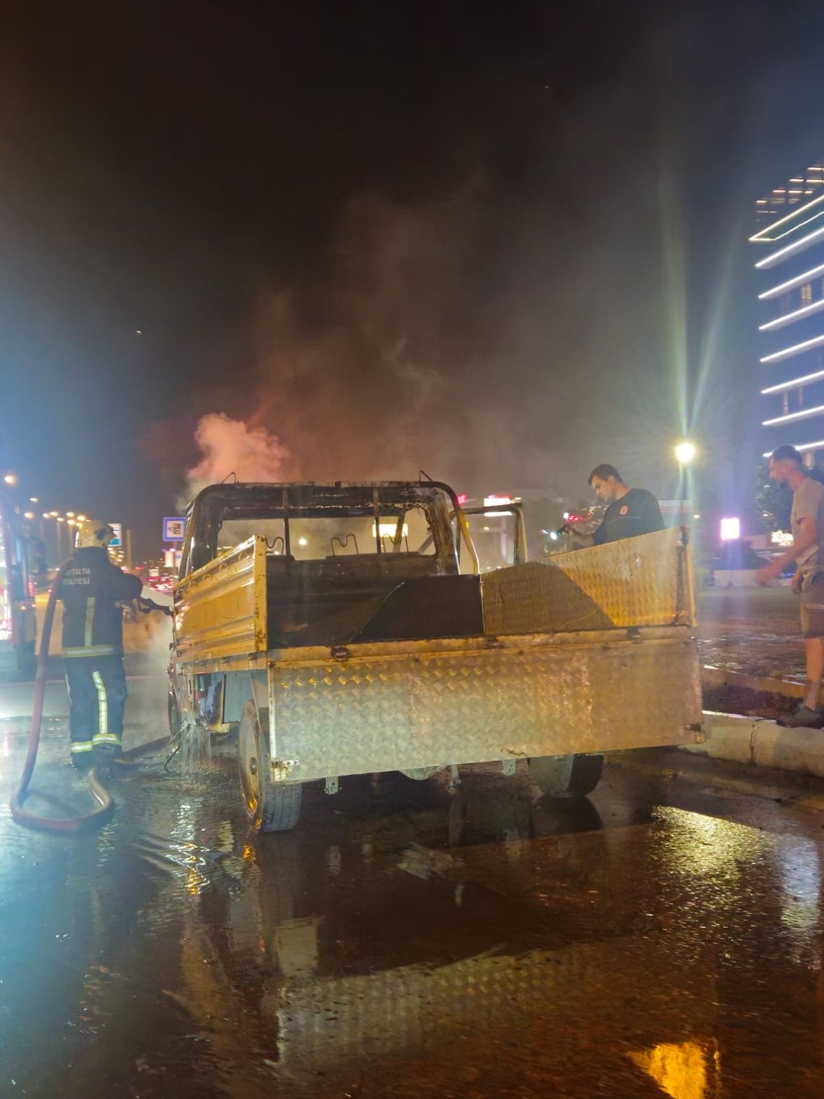 Tehlikeye aldırış etmeden yanan aracı kayda aldı