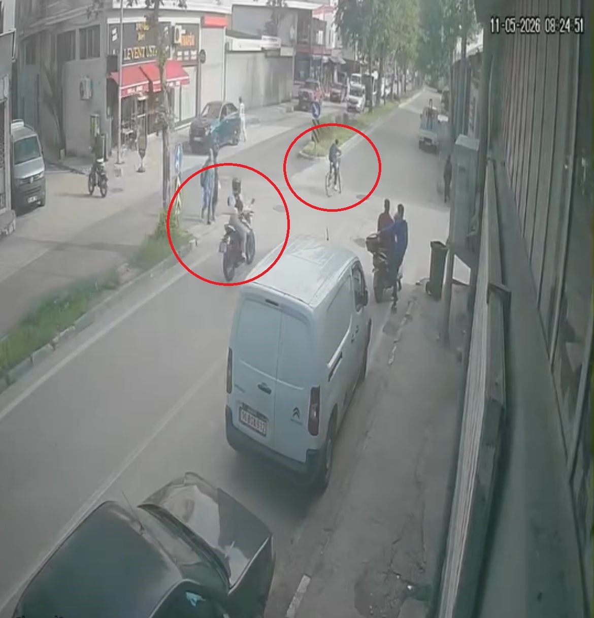 Kararsız bisikletli kazayı getirdi...Ne tarafa gideceğini şaşırınca motosikletliyle &ccedil;arpıştı
