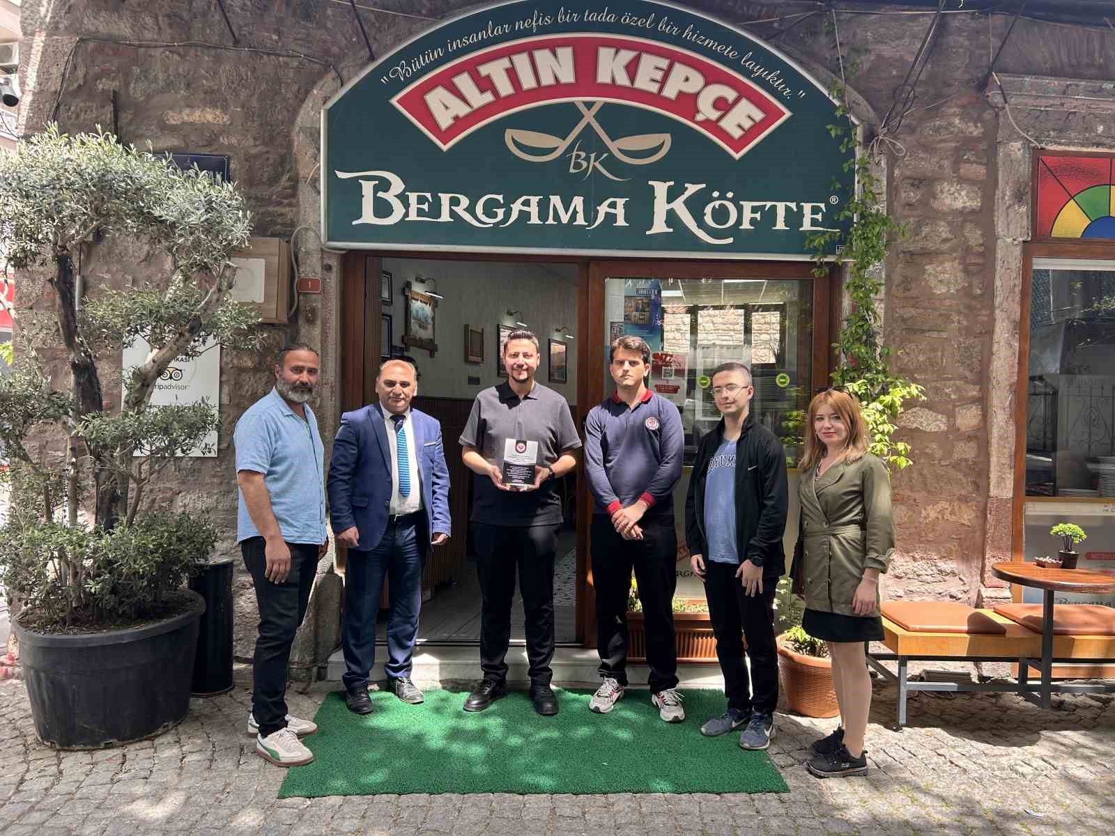 Bergama&rsquo;da T&uuml;rk&ccedil;e isimli iş yerlerine teşekk&uuml;r plaketi
